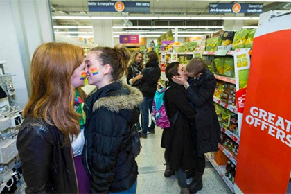 Сотни представителей ЛГБТ-сообщества устроили «день гей-поцелуев» в супермаркете