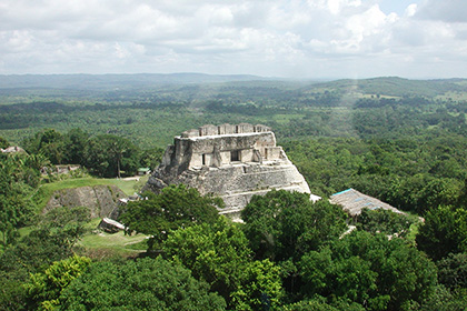 В Белизе раскопали крупнейшую «королевскую могилу» майя