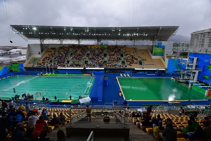 Зеленую воду в олимпийском бассейне заменят