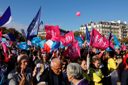 На улицы Парижа вышли десятки тысяч противников однополых браков