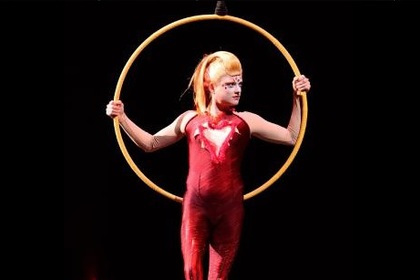 Артистка Cirque du Soleil сорвалась с высоты во время шоу в Австралии