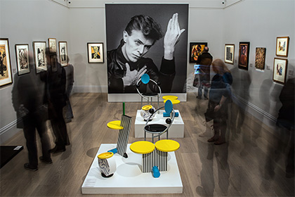 Первые картины из коллекции Дэвида Боуи ушли с молотка за 30 миллионов долларов