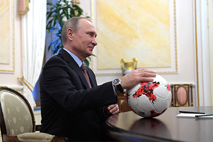 Президент ФИФА подарил Путину «Красаву»