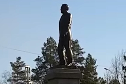 В казахском Талдыкургане установили памятник Назарбаеву