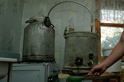 В Псковской области сняли наказание за изготовление самогона