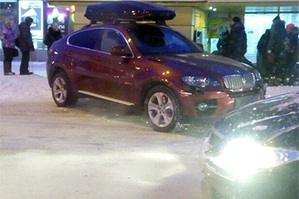 Адвокат на BMW X6 вылетел на остановку общественного транспорта в Кемерово