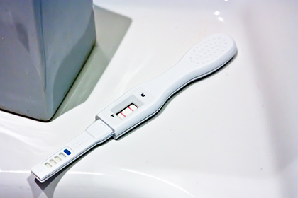 Американка заработала на учебу продажей положительных тестов на беременность