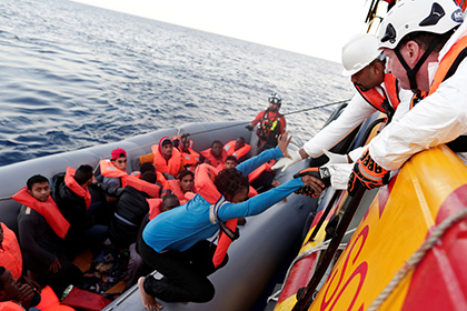 Датский парламентарий предложил стрелять по лодкам с мигрантами