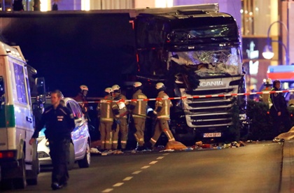 Девять человек погибли при наезде грузовика на толпу людей в Берлине