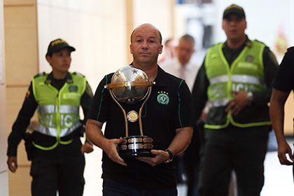 Действующий обладатель Южноамериканского кубка передал трофей «Шапекоэнсе»