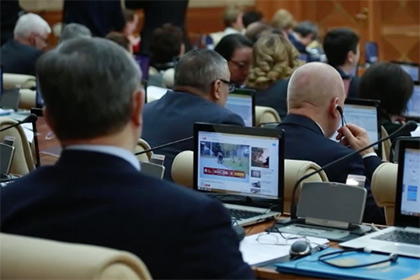 Казахстанский депутат развлекся смешными роликами на заседании Мажилиса