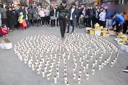 Китаец сделал предложение девушке при помощи полутора тысяч бутылок