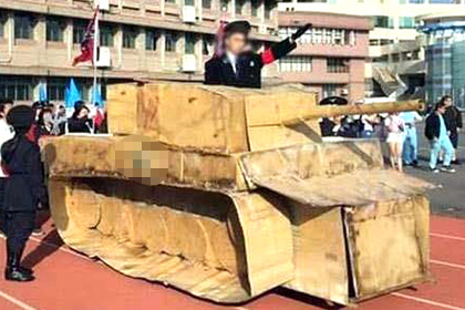 Минобразования Тайваня извинилось за учителя-Гитлера и картонный танк