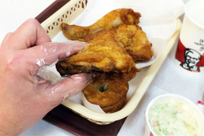 Пальцы посетителей KFC в Японии защитили от жира пластиковыми чехлами