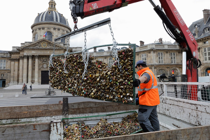 Парижские власти намерены продать 45 тонн «замков любви» ради помощи беженцам