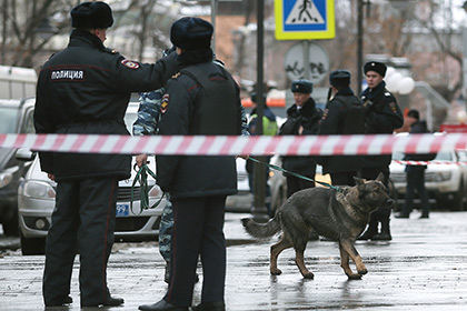 Ранивший из ружья трех полицейских москвич взял заложников