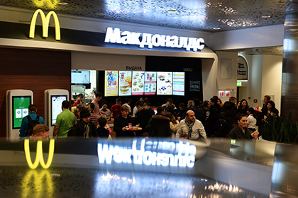 Травмированный роллом «Селедка под шубой» москвич подал иск к «Макдоналдс»