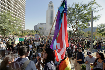 В Калифорнии прошел марш протеста перед голосованием выборщиков