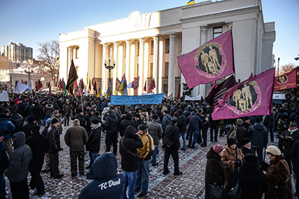 В Киеве на акцию протеста к Верховной Раде вышли десять тысяч членов профсоюзов