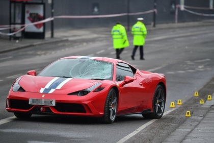 В Лондоне Ferrari врезался в группу подростков
