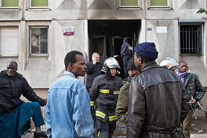 В результате пожара в центре для мигрантов под Парижем погиб один человек