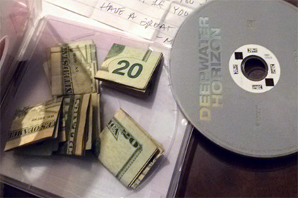 Американка нашла в коробке из-под прокатного DVD деньги и записку от незнакомца