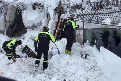 Число выживших под завалами отеля в Италии достигло 10 человек
