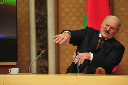 Лукашенко призвал белорусов держать порох сухим