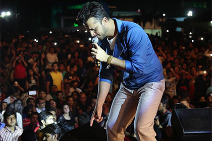Пакистанский певец спас фанатку от домогательств во время концерта