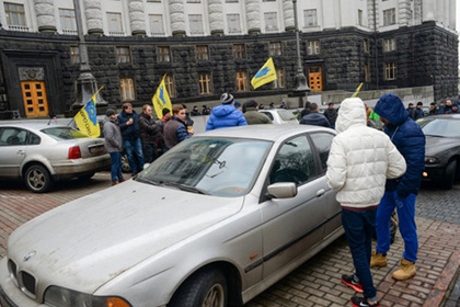 Перекрывшие дороги в Киеве протестующие переместились к зданию кабмина