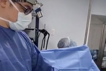 Пластический хирург прославился в сети благодаря трансляциям операций