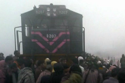 Поезд сбил семерых школьников на моторикше в Пакистане