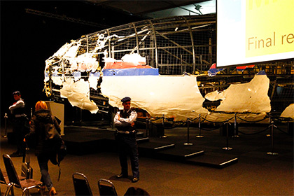 Полиция Нидердандов изъяла материалы по MH17 у двух голландских журналистов