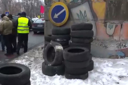 Протестующие перекрыли три дороги в Киеве и подожгли покрышки
