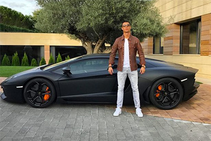Роналду бросил Lamborghini на трассе из-за боли в запястье