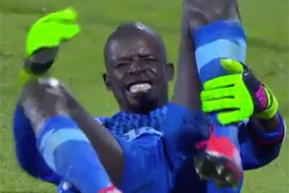 Сенегальский вратарь ударил сам себя по ноге для затяжки времени