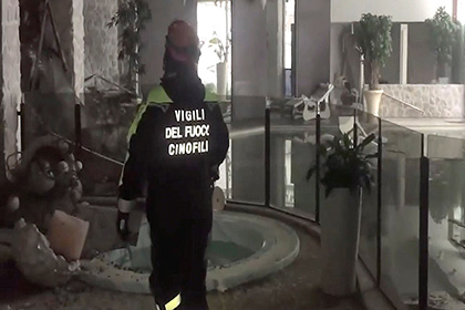 Спасатели обнаружили под завалами отеля в Италии восемь выживших