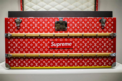 Supreme и Louis Vuitton представили чемодан за 68,5 тысяч долларов