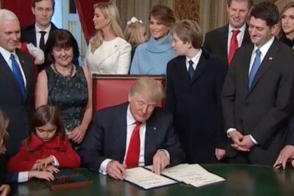 Трамп подписал первые документы по сворачиванию Obamacare