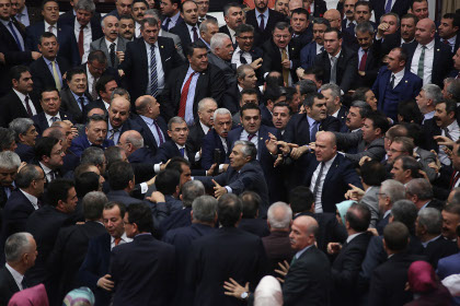 Турецкий парламент одобрил в первом чтении изменения в Конституцию