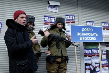 В Киеве бойцы «Азова» в ватниках залили российский банк «кровью»