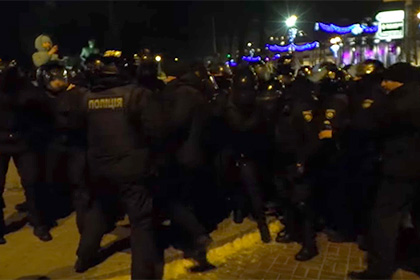 В Киеве националисты с криками «Ганьба!» подожгли шины и подрались с полицией