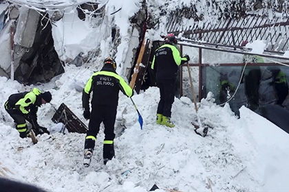 В погребенном под лавиной итальянском отеле нашли выживших
