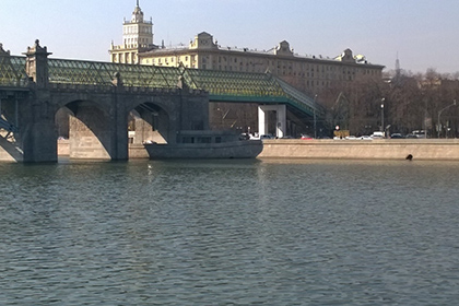 В сети побились над загадкой о корабле-призраке на Москве-реке
