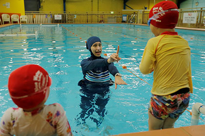 В Швейцарии мусульманских школьниц обязали посещать бассейн вместе с мальчиками