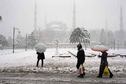 В Стамбуле навес мечети из-за снега обрушился на траурную церемонию