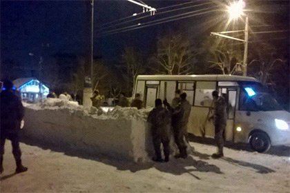 В Житомире будущих десантников заставили строить автобусную остановку из снега