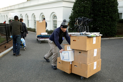 Вещи Обамы вынесут из Белого дома в его отсутствие