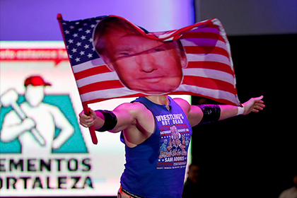 Американский рестлер выступил в Мексике с портретом Трампа на флаге