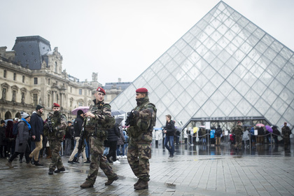 Атаковавший военный патруль у Лувра мужчина отказался от дачи показаний